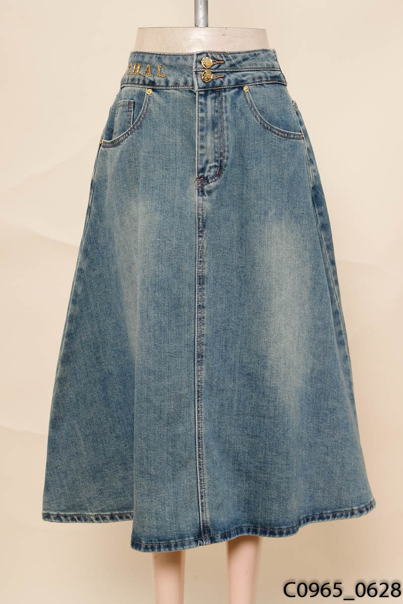 Chân váy jeans xanh đính chữ vàng
