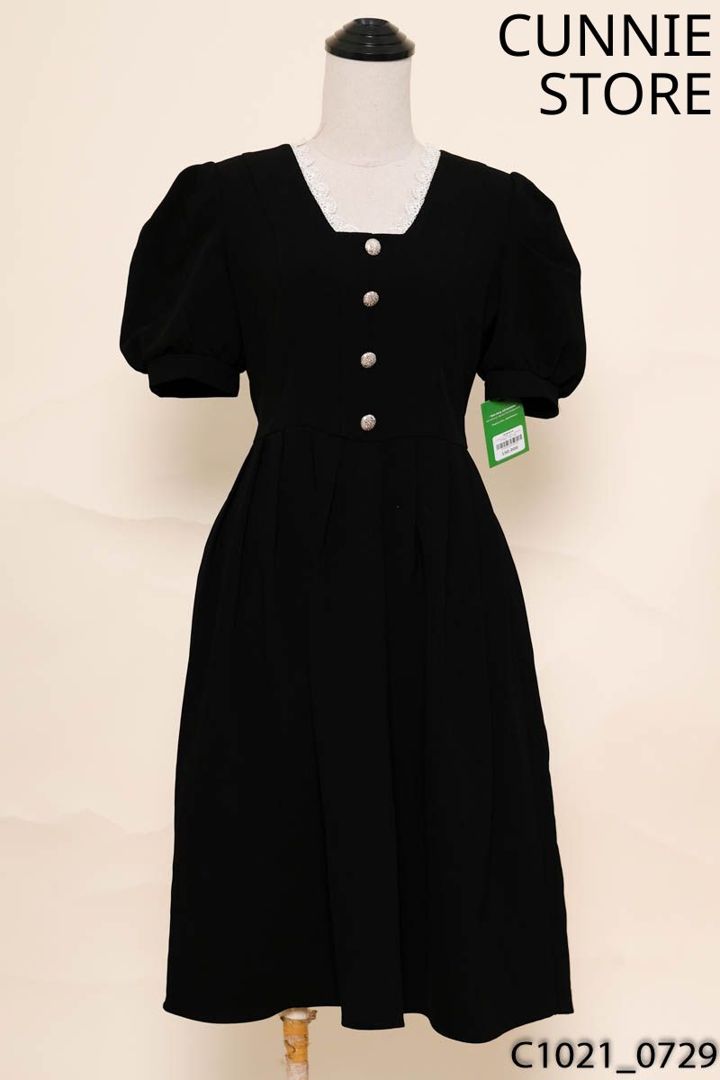 CUNNIE STORE - Đầm đen xếp ly cổ ren