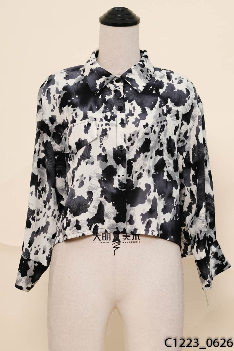Áo sơ mi trắng hình đen croptop