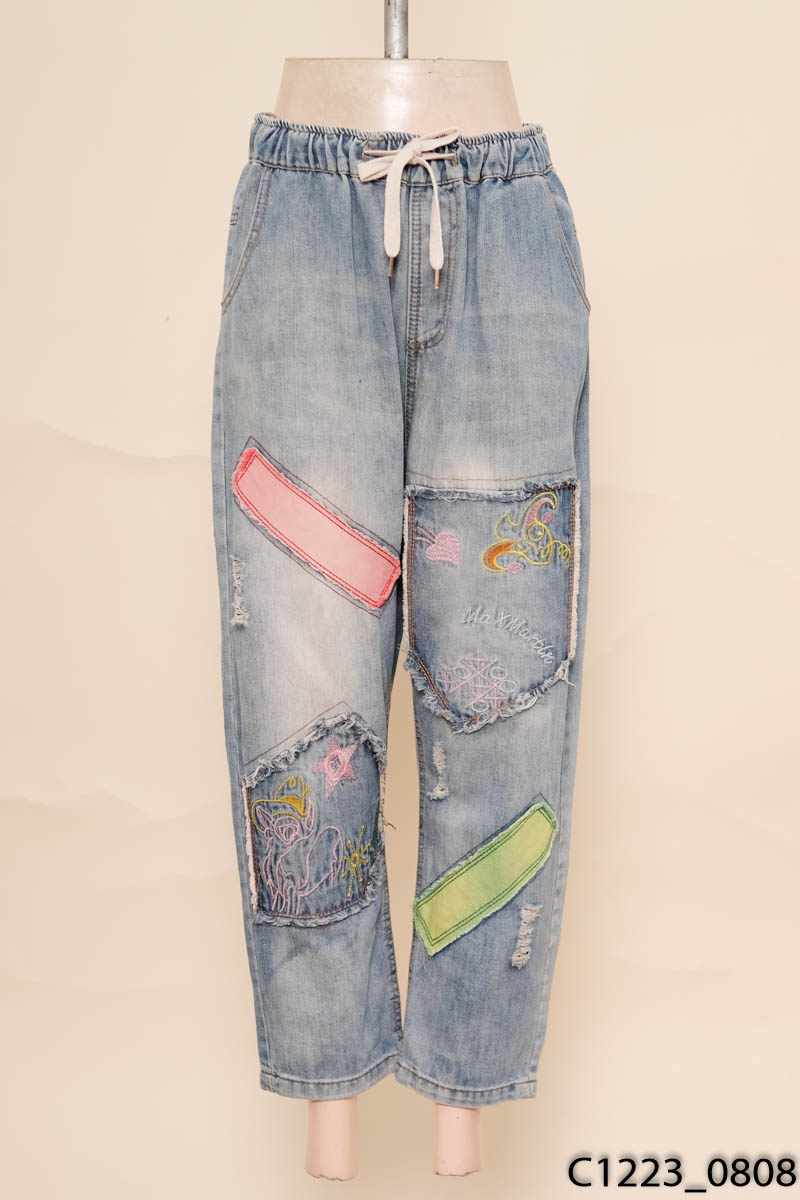 Quần jeans xanh họa tiết