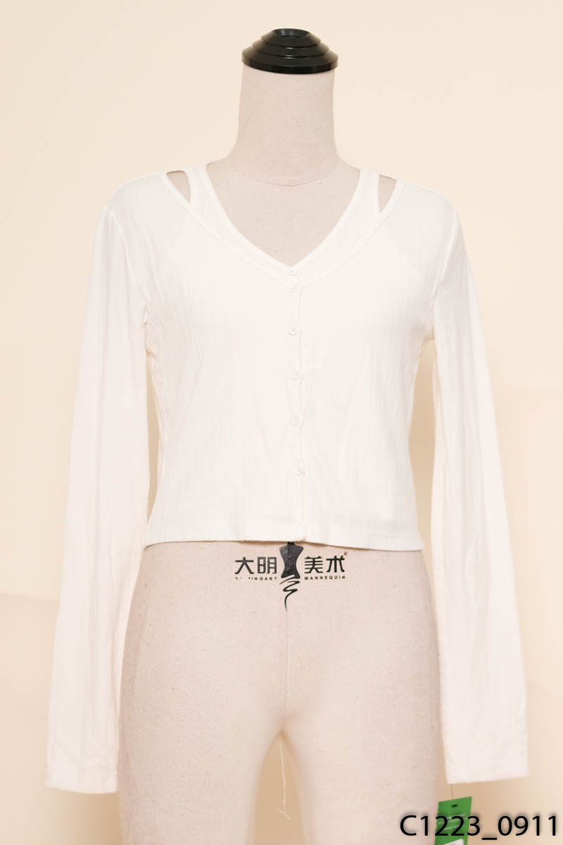 Áo trắng cổ V dài tay