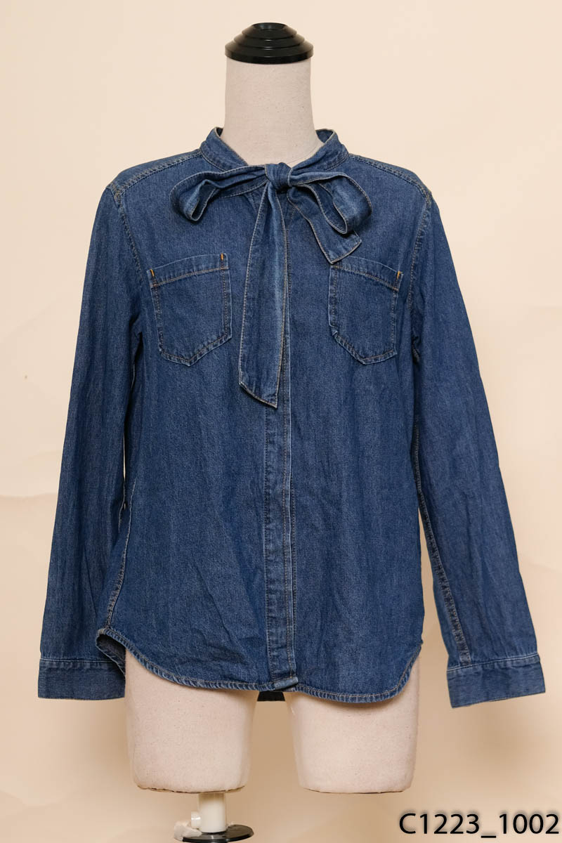 Áo jeans xanh nơ cổ