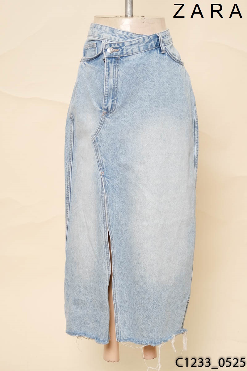 Chân váy jean xanh xẻ trước Zara