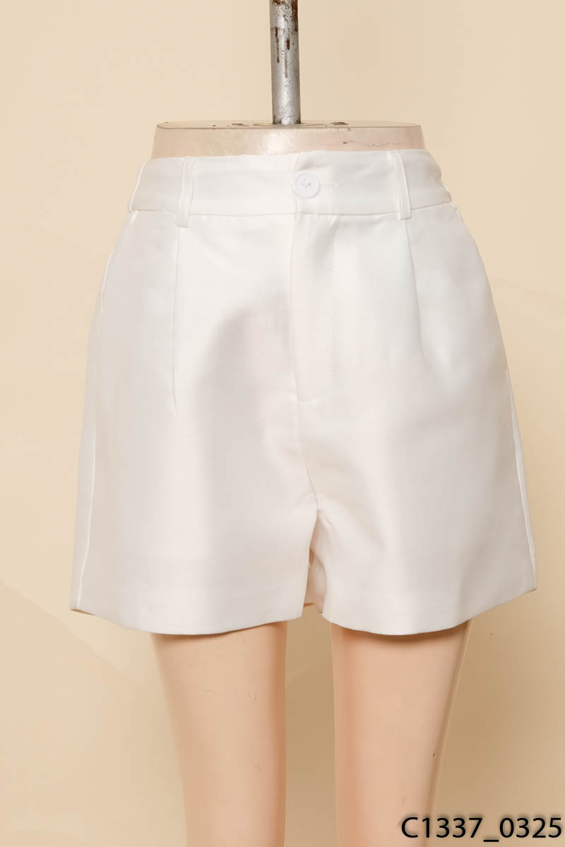 Quần shorts trắng New Tags