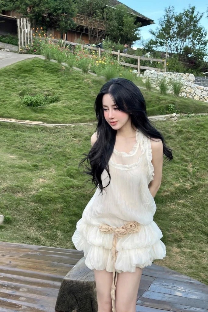 Đầm voan vàng nhạt phối hoa