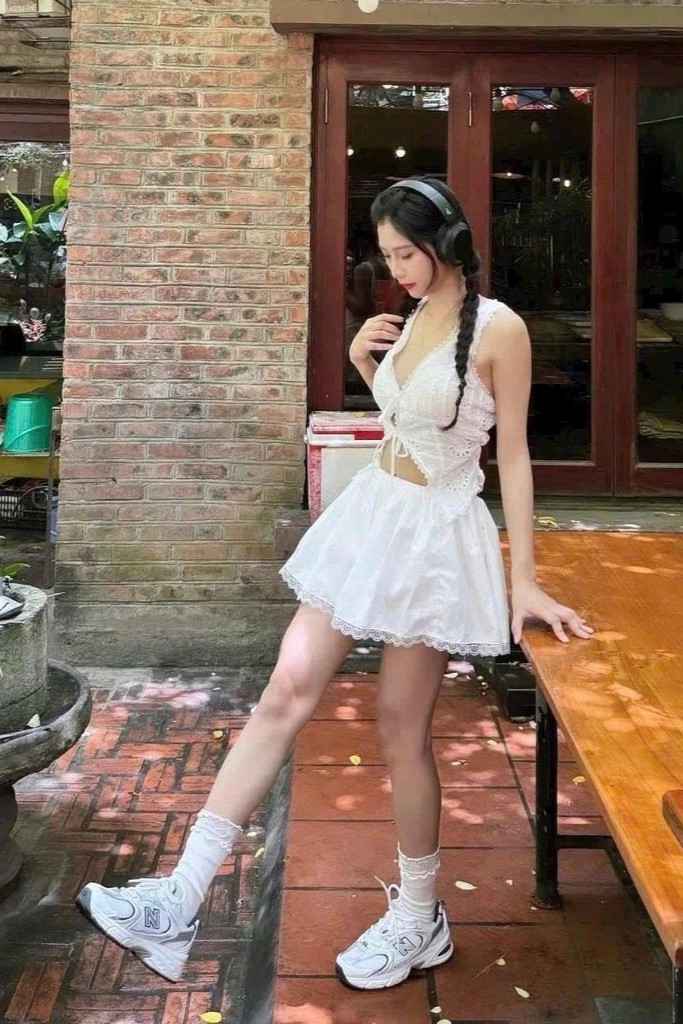 T' achi - Set áo bơi trắng phối lưới ren + chân váy trắng
