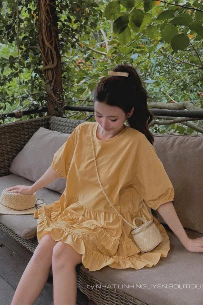 Đầm babydoll vàng tay lỡ phối ren