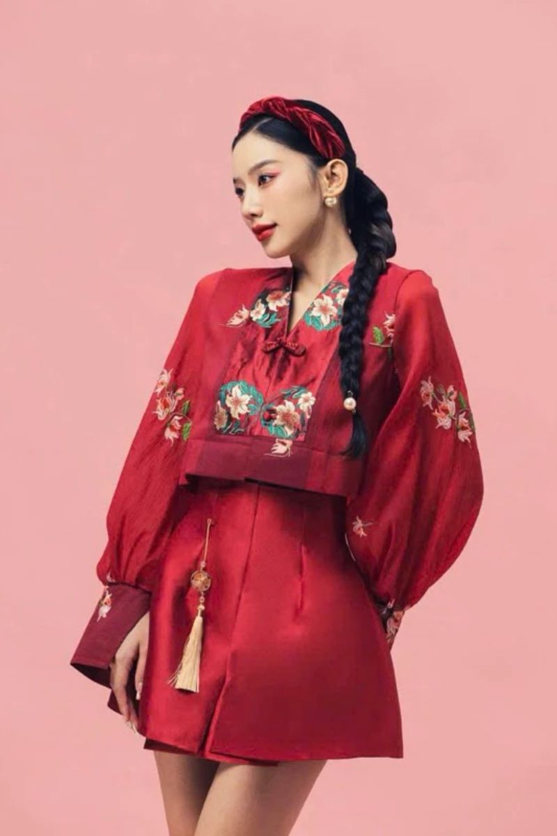 Set áo đỏ họa tiết hoa thêu + chân váy