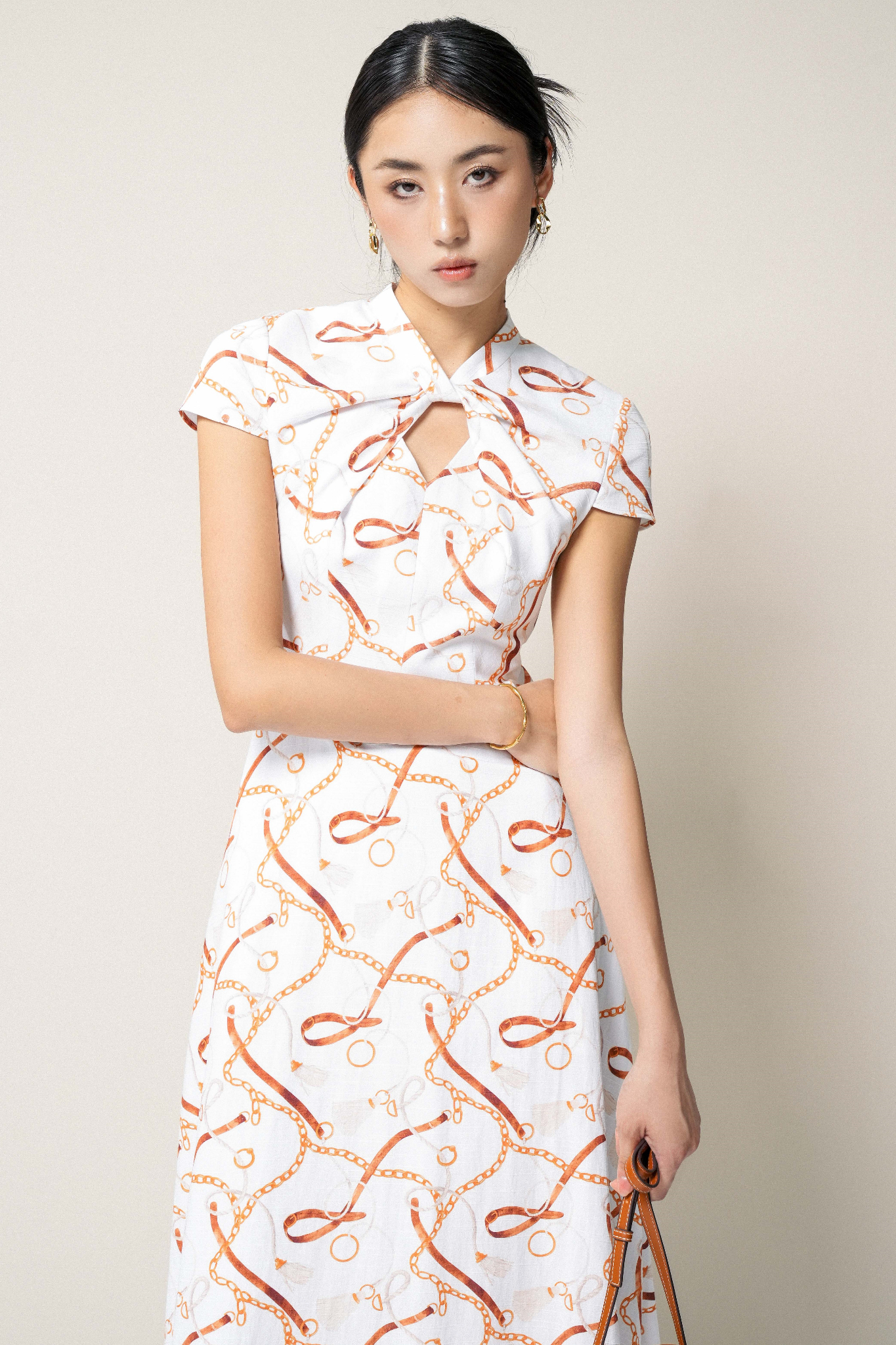 Đầm trắng họa tiết khoét ngực D.Chic