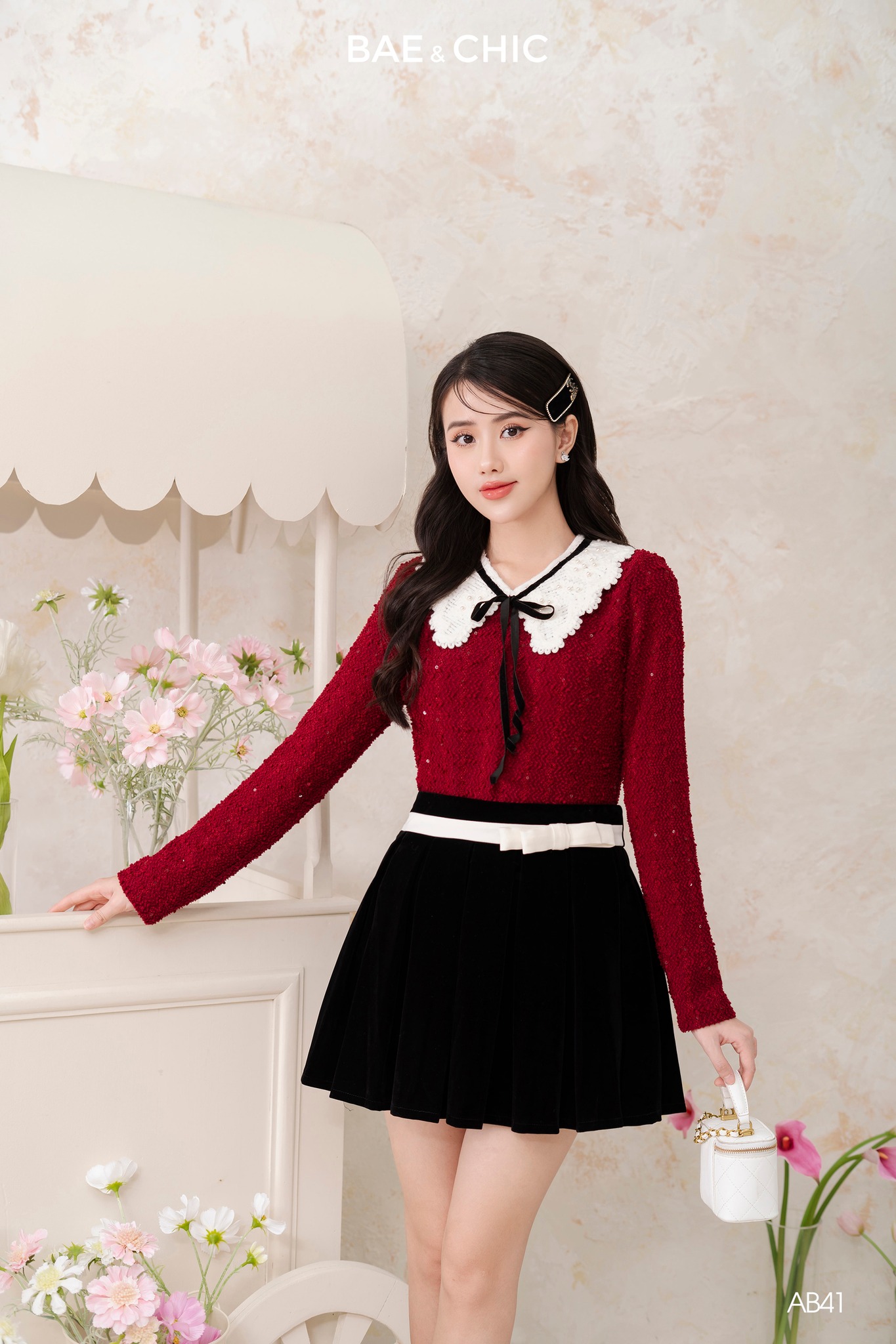 BAE & CHIC - Áo len đỏ phối trắng đính ngọc trai