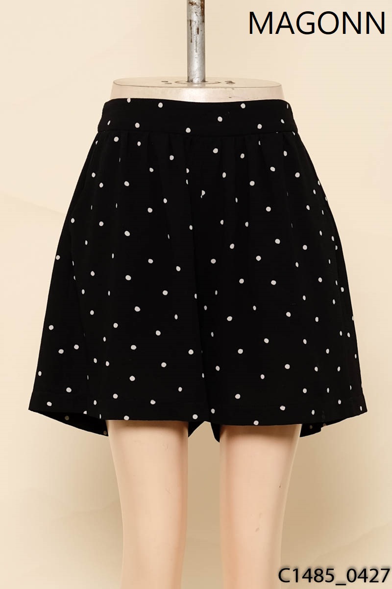 Quần short đen chấm bi trắng Magonn