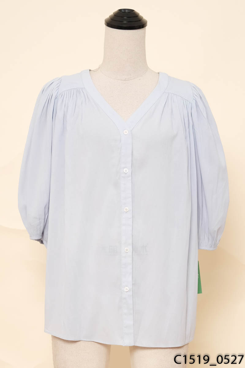 Áo xanh cổ V tay phồng