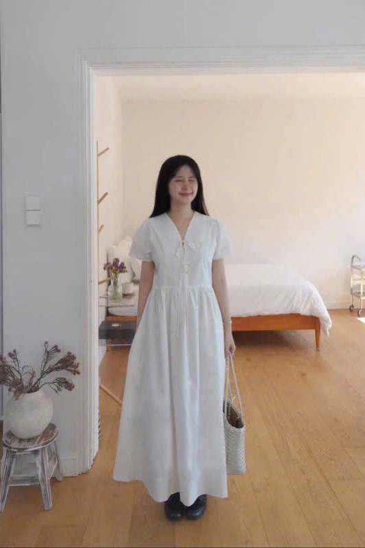 DOB - Đầm trắng cổ V cộc tay