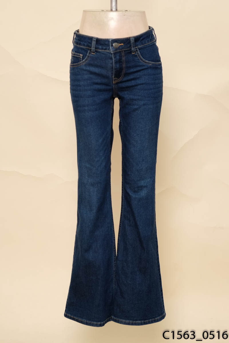 Quần jeans xanh ống loe