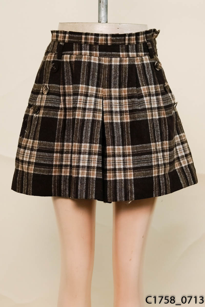 Quần shorts nâu kẻ