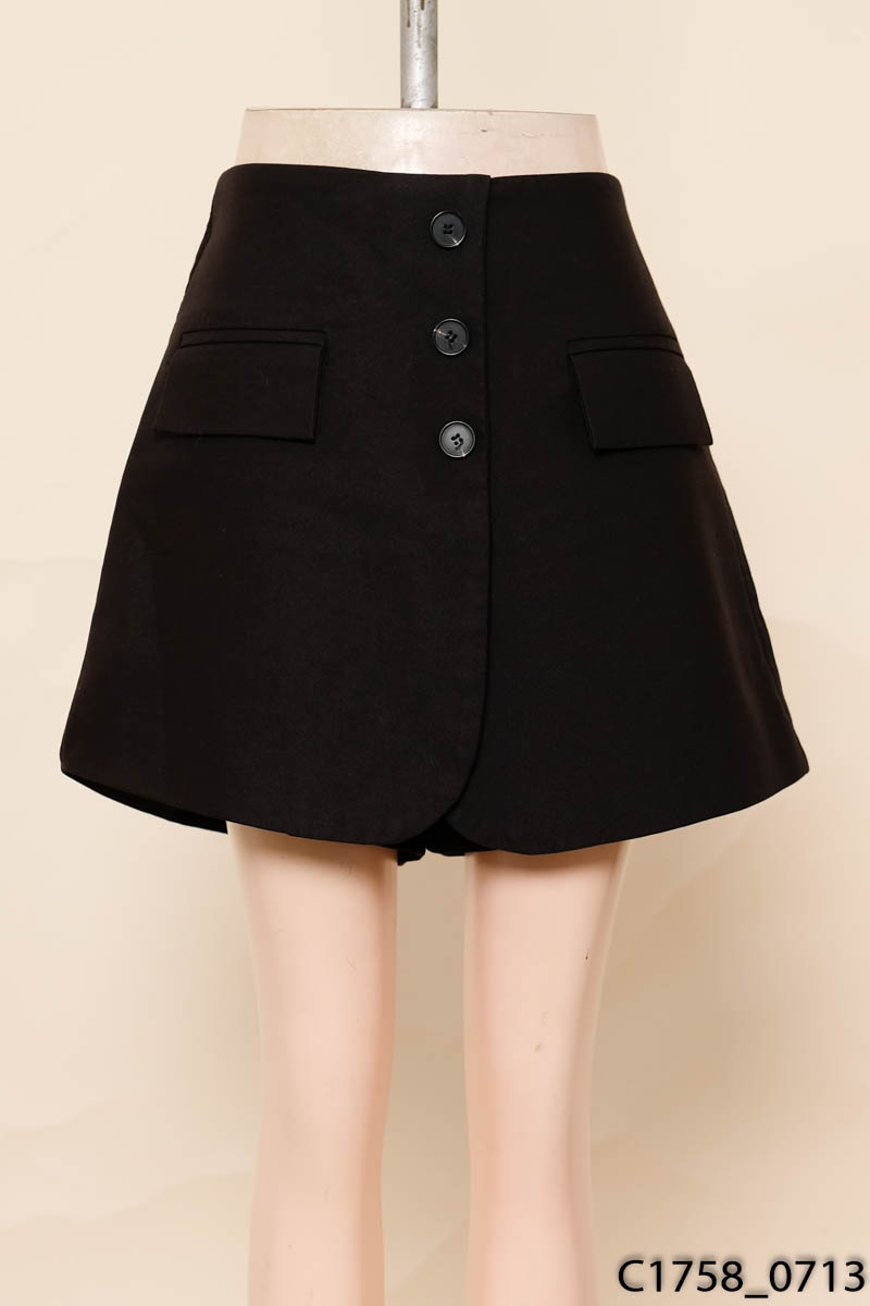 Quần shorts đen
