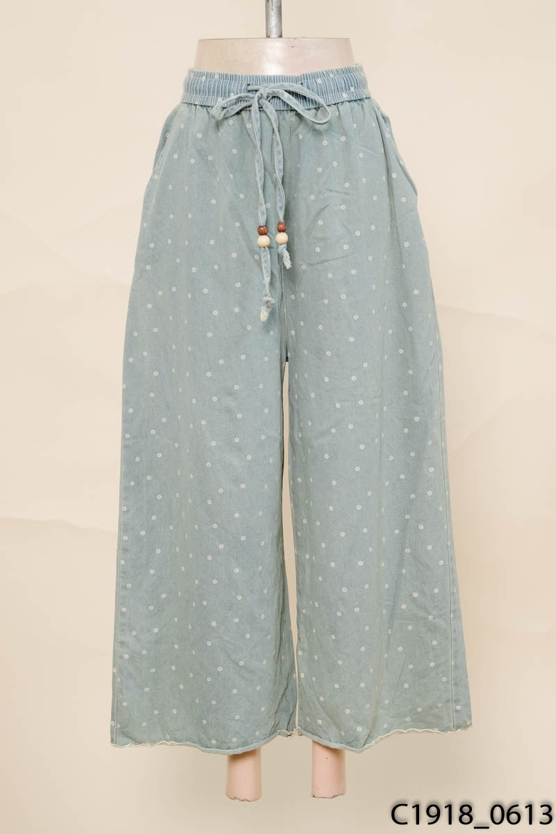 Quần jeans xanh hoa nhí