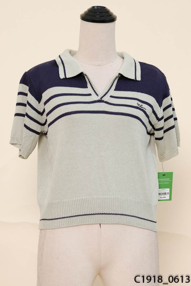 Áo len xanh cổ mở