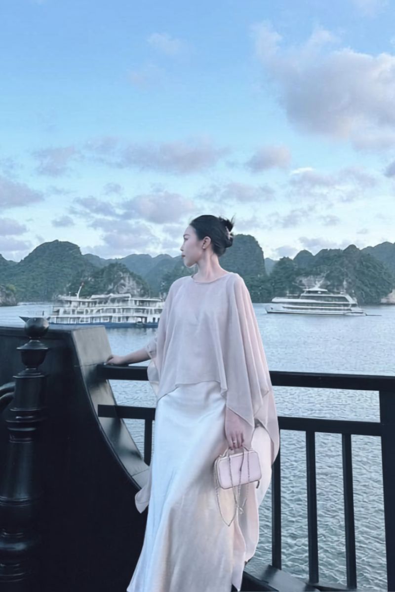 Đầm lụa 2 dây kèm khăn voan choàng vai