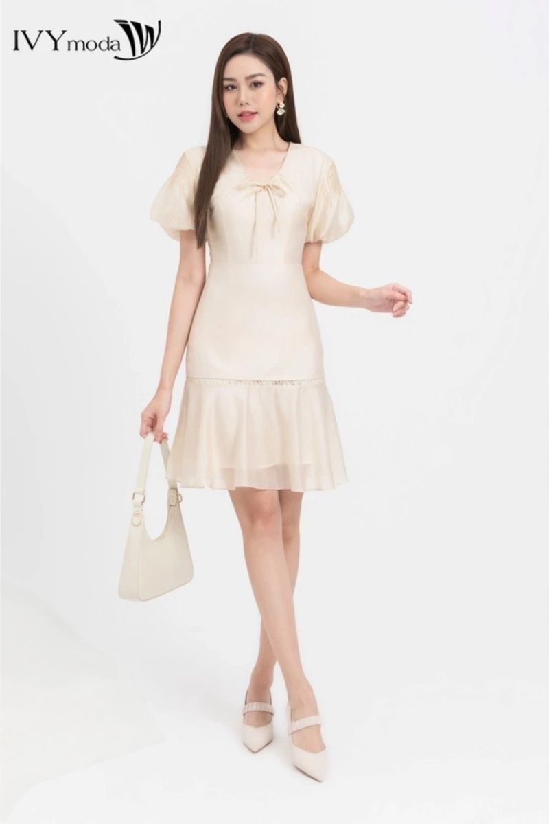 Đầm be cổ V đính nơ Ivy Moda