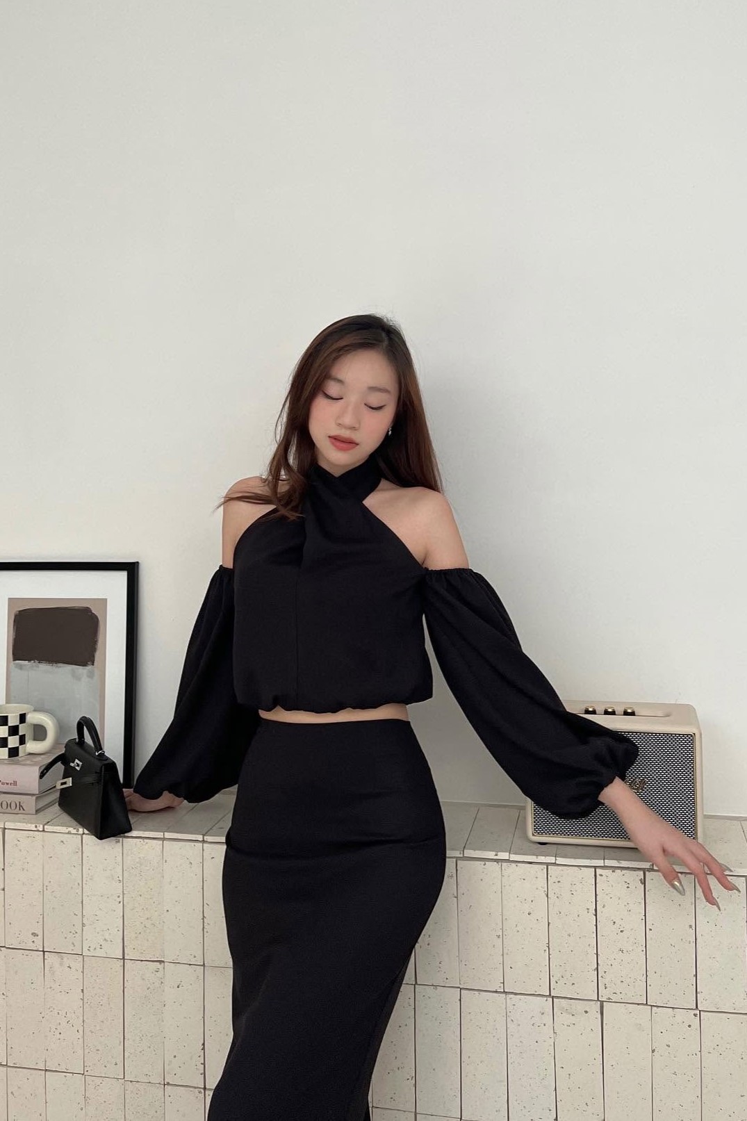 NINE TO FIVE- Áo crop đen cổ yếm