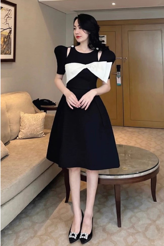 RICCI-Đầm đen phối ngực
