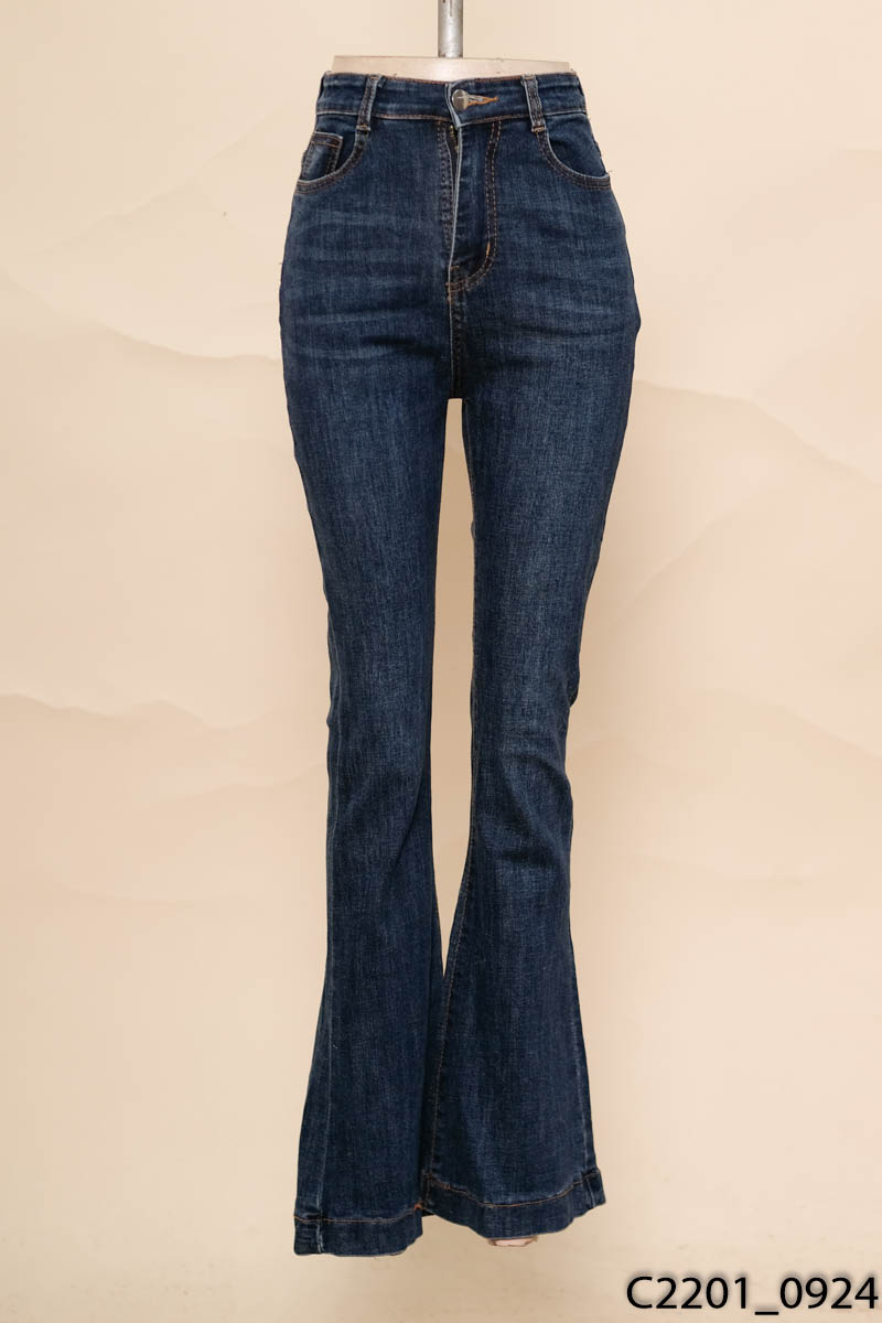 Quần jeans xanh ống loe