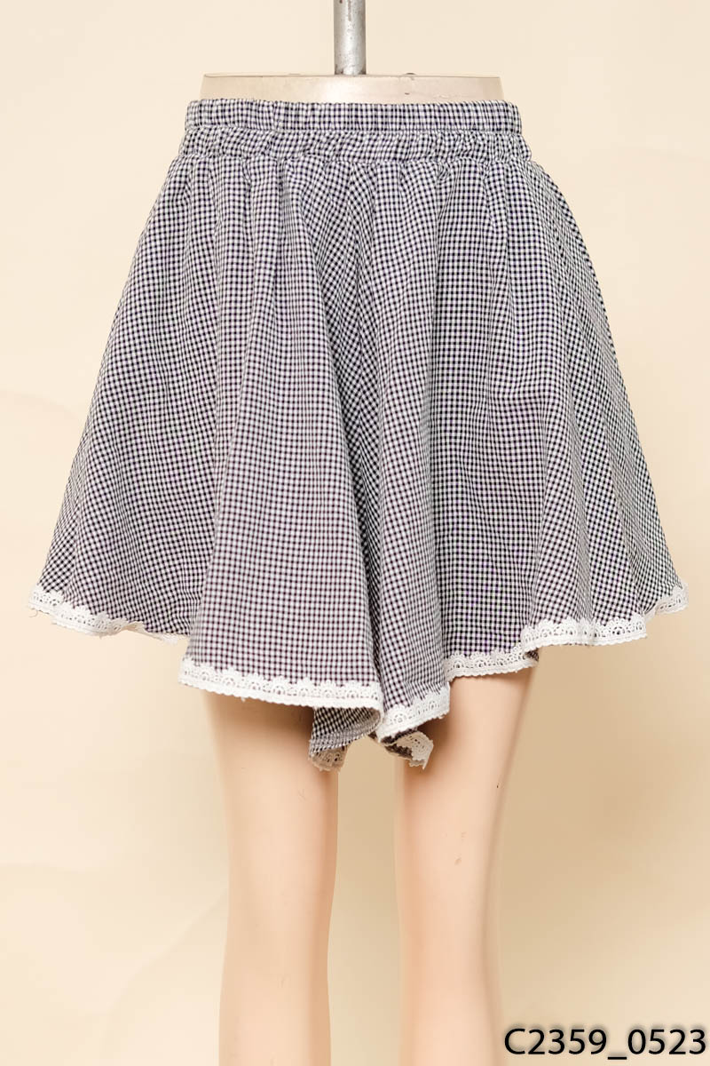 Quần shorts kẻ caro đen trắng ống rộng