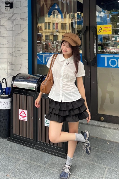 UNI BY HEART- Áo sơ mi trắng cổ sen viền ren