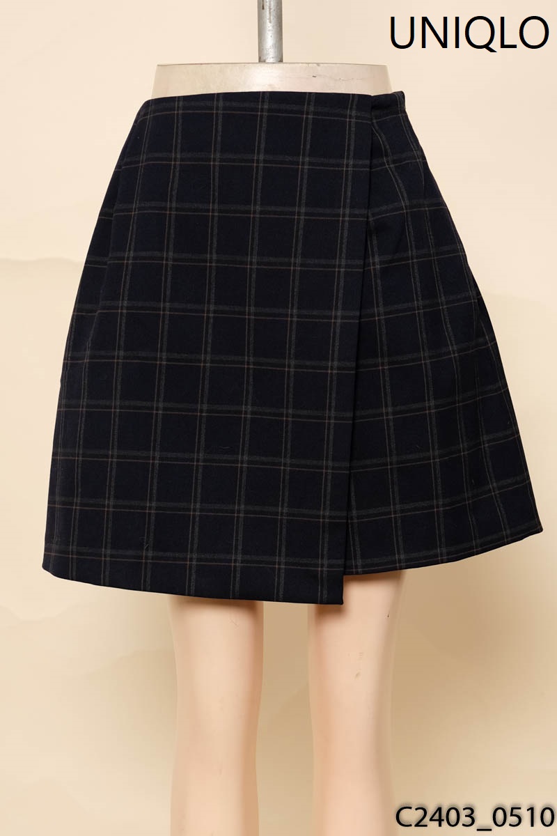 Chân váy xanh than kẻ Uniqlo