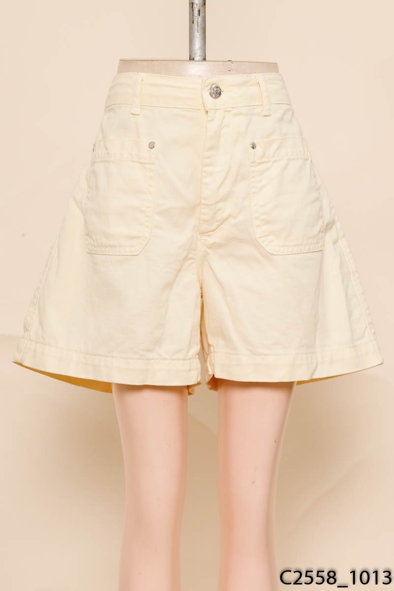 Quần shorts vàng