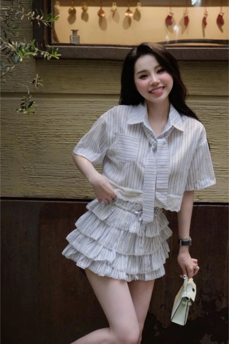 Set áo xanh kẻ trắng kèm chân váy