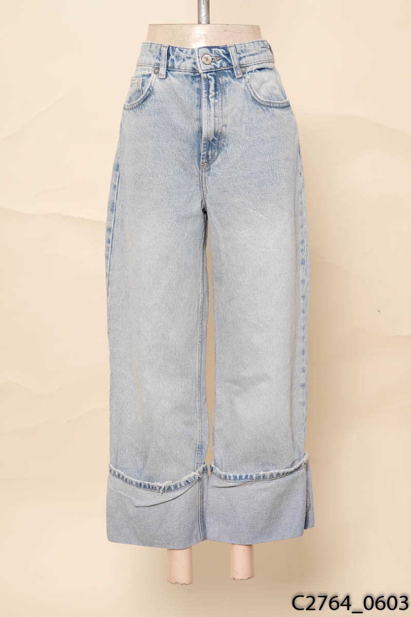 Quần jeans xanh nhạt