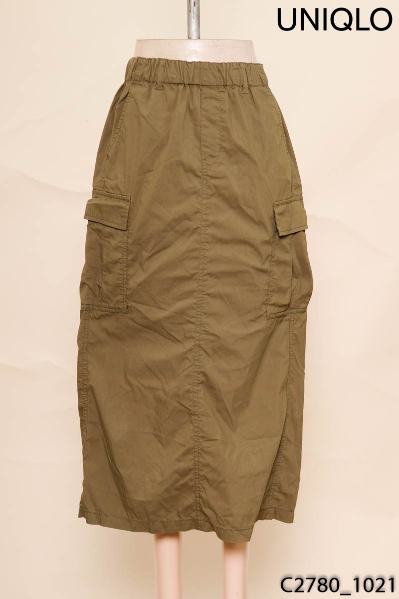 Chân váy xanh xẻ sau Uniqlo