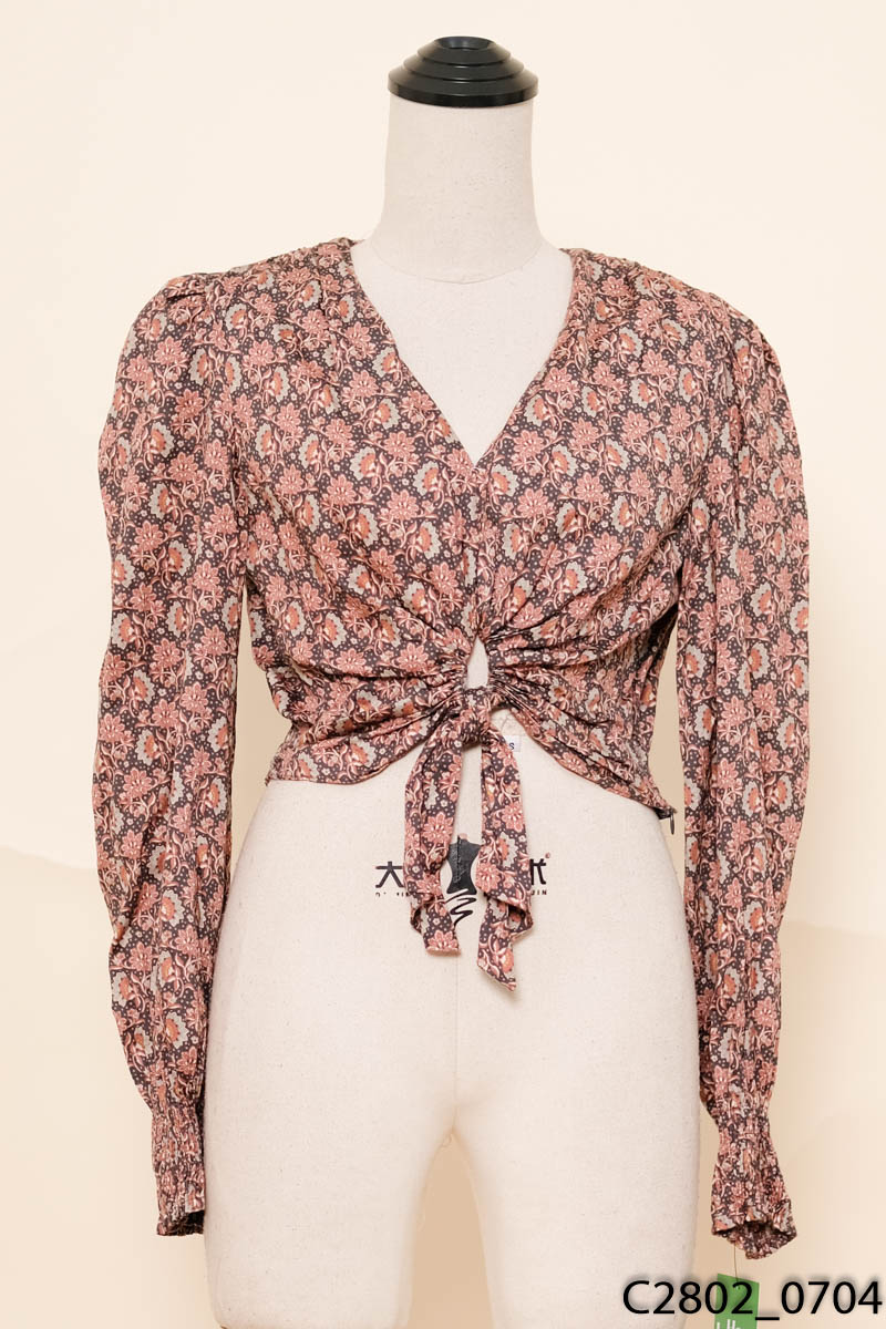 Áo croptop đen họa tiết hoa
