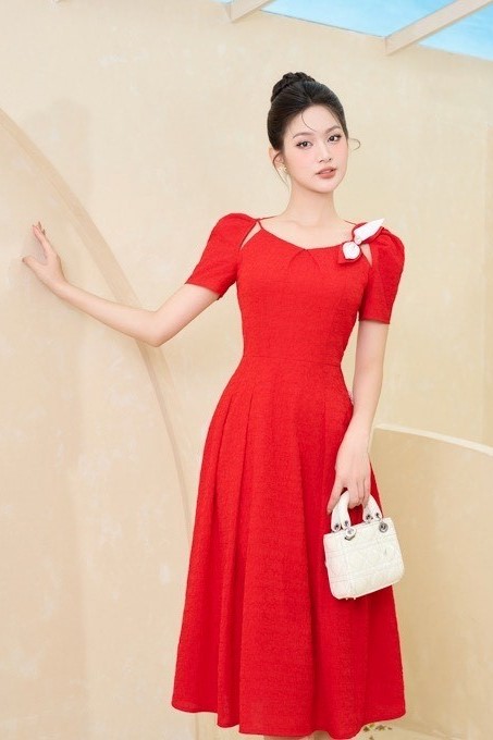 YOONA - Đầm đỏ đính hoa cộc tay New Tags