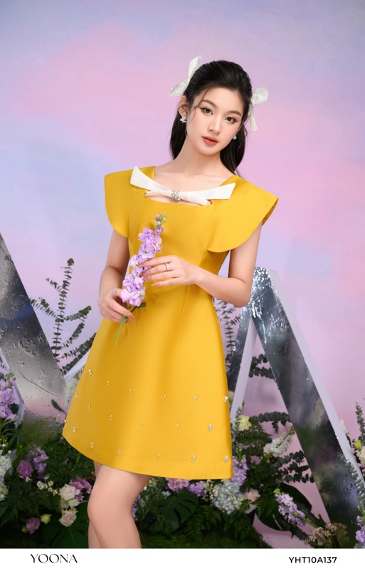 YOONA - Đầm vàng sát nách đính đá New Tags