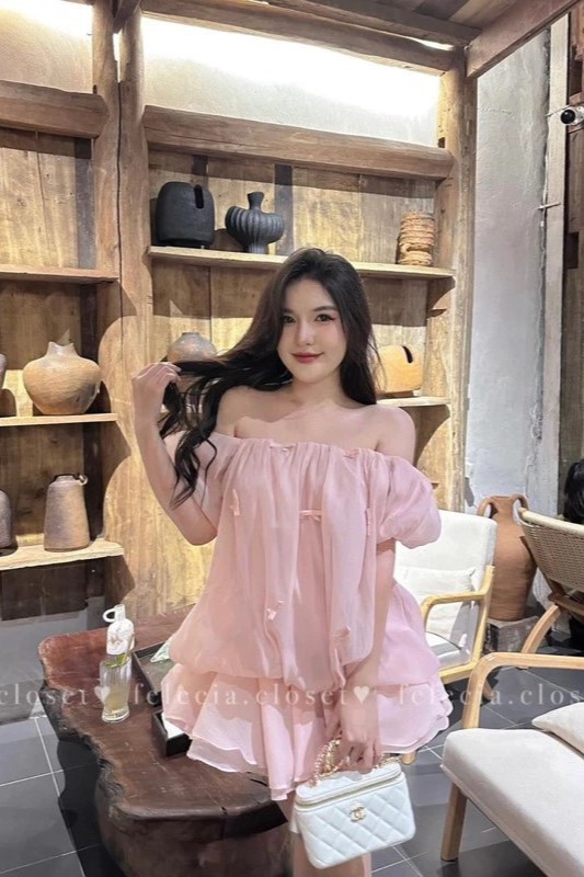 Đầm hồng trễ vai