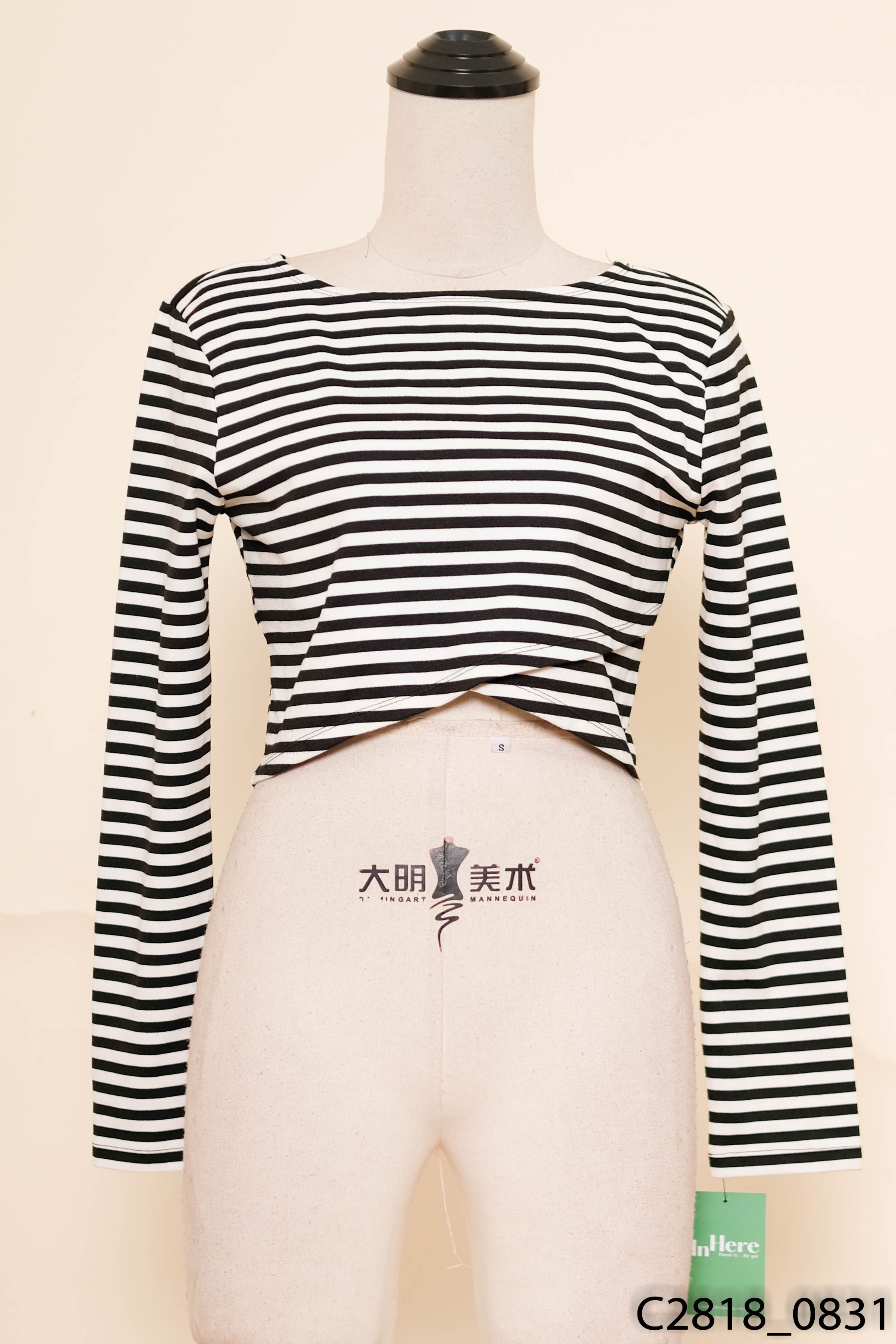 Áo crop kẻ đen trắng