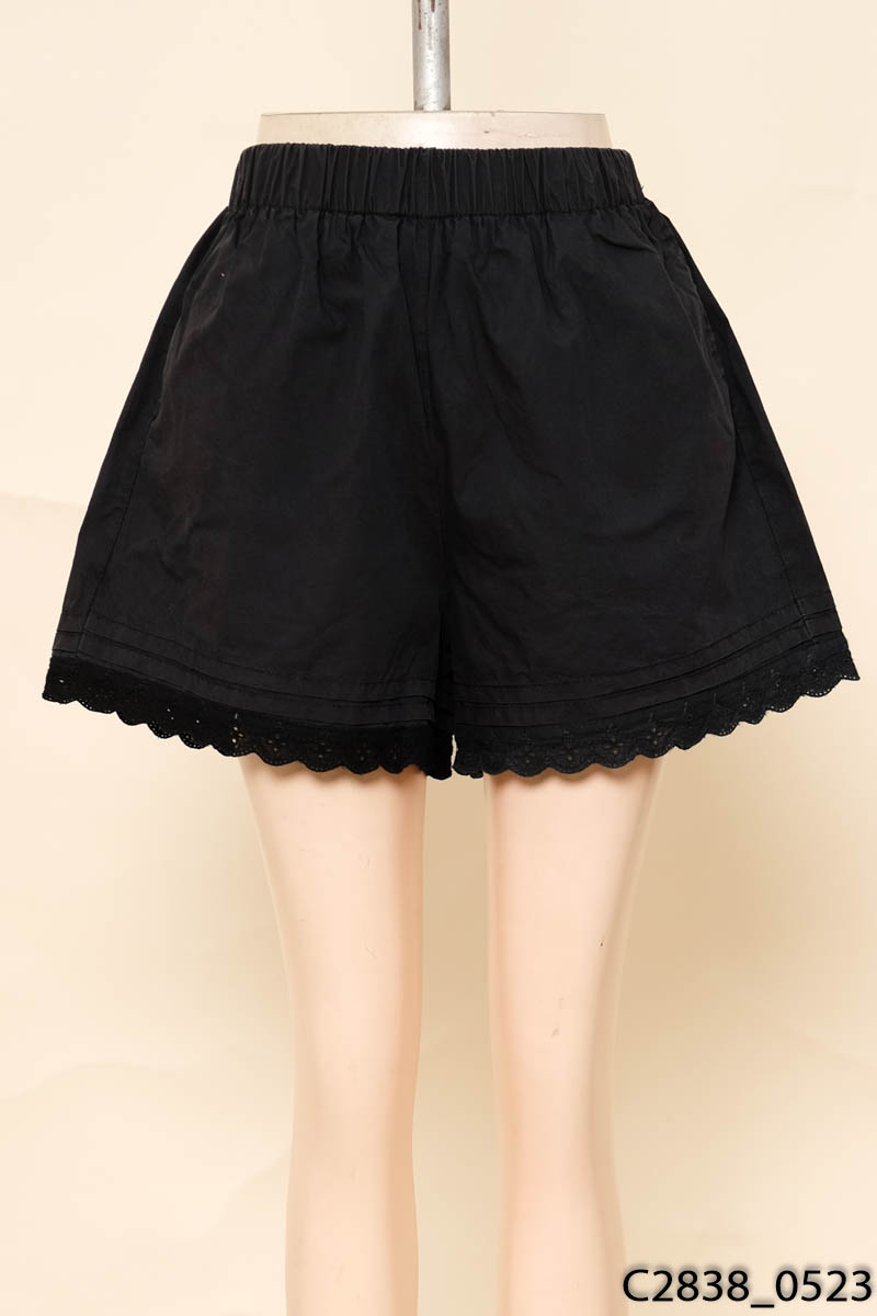 Quần shorts đen phối ren