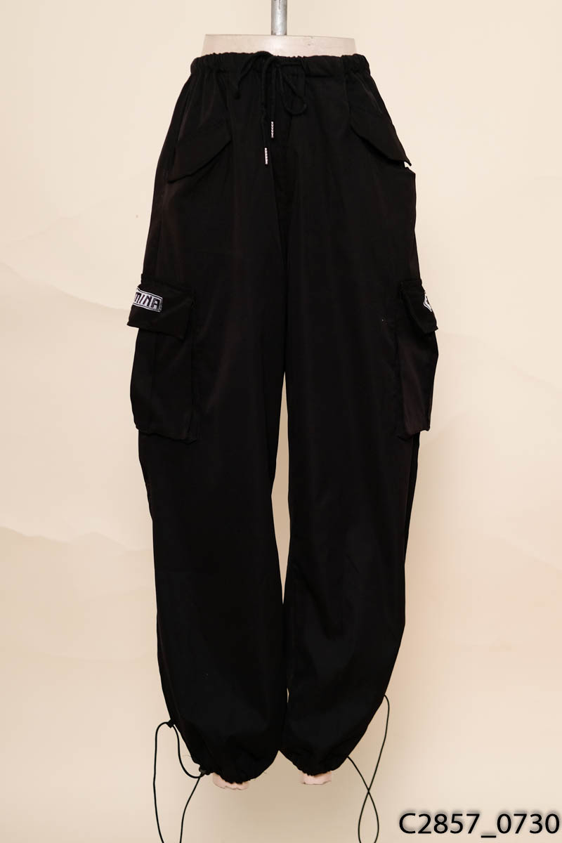Quần joggers đen túi hộp