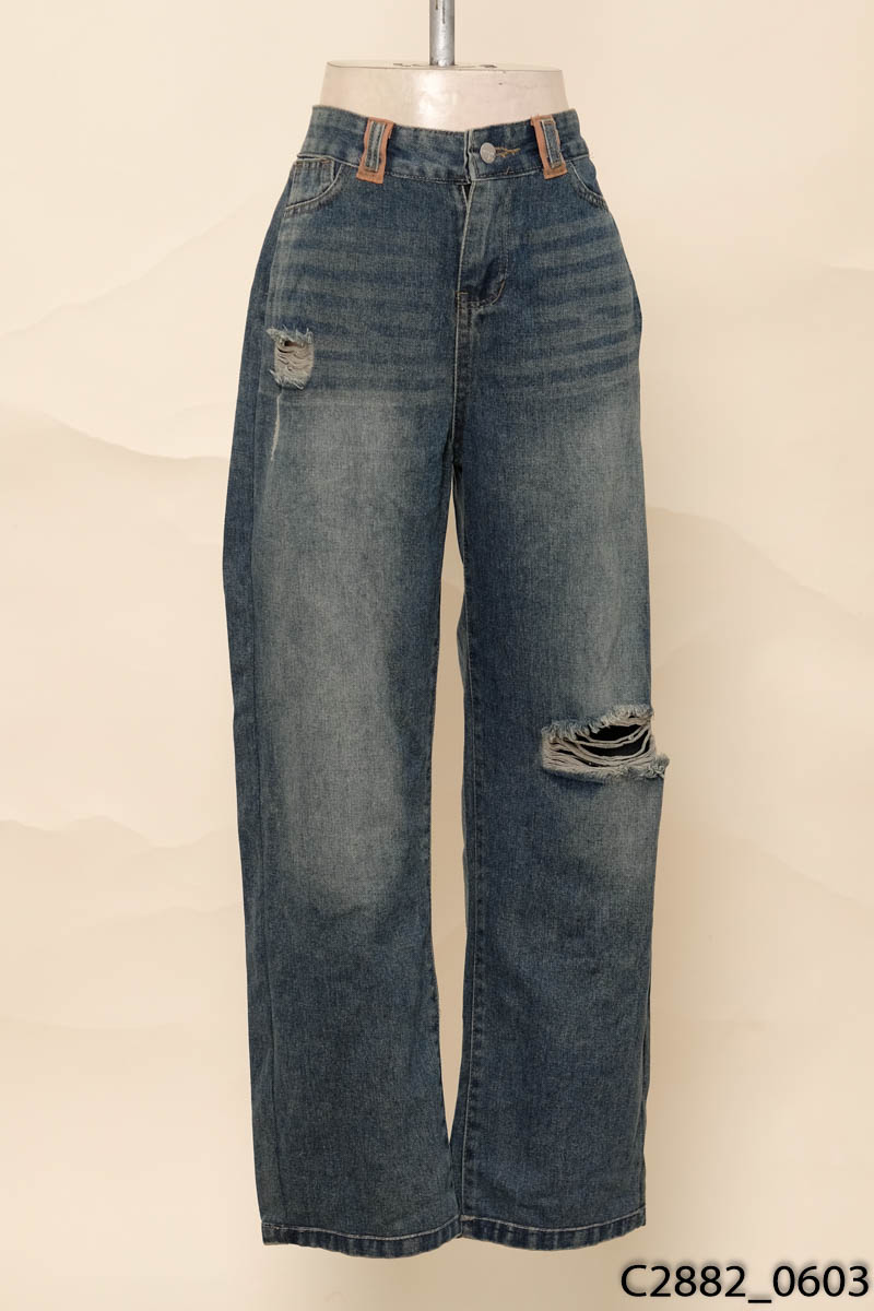 Quần jeans xanh rách