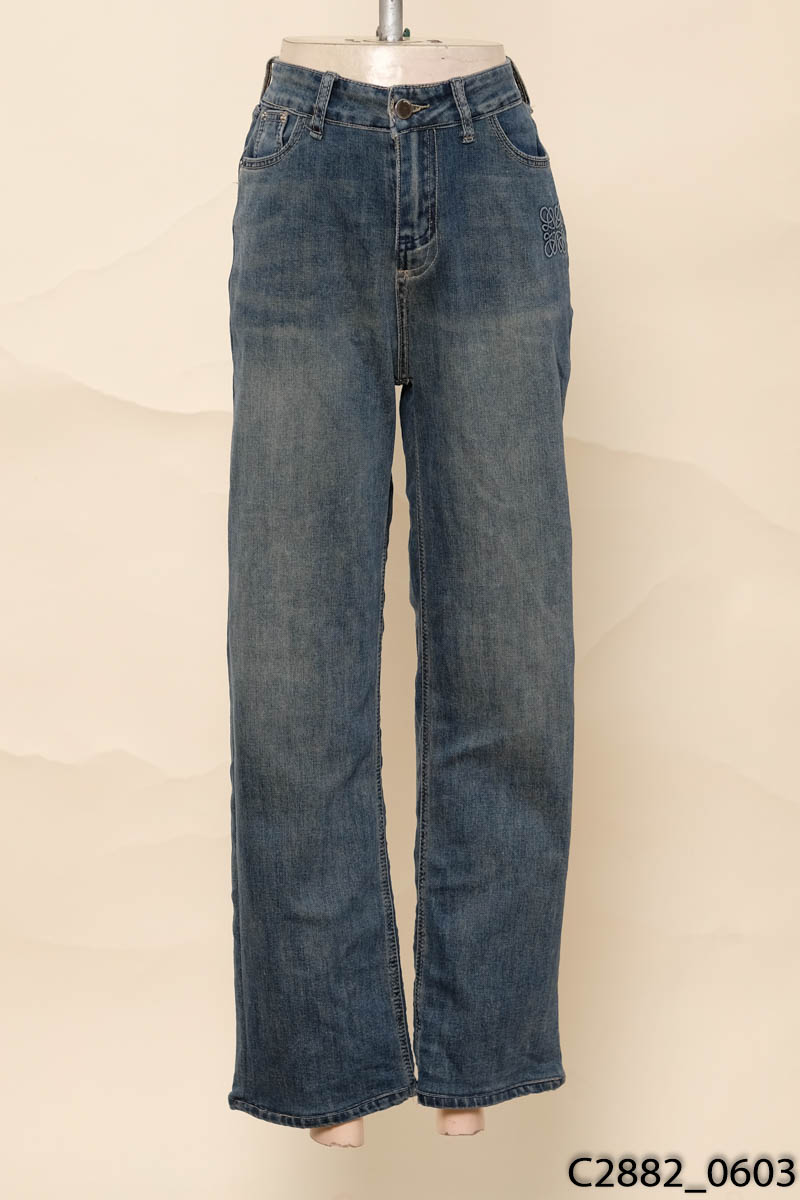 Quần jeans xanh rách