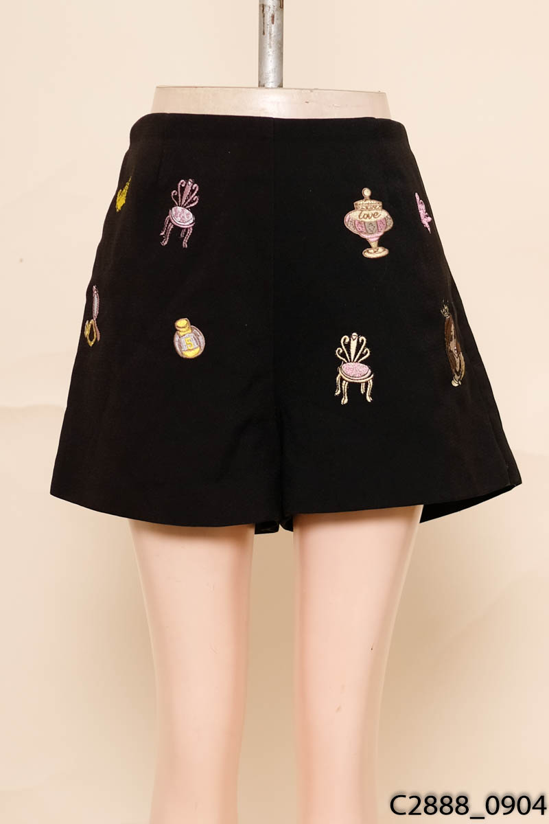 Quần shorts đen họa tiết thêu
