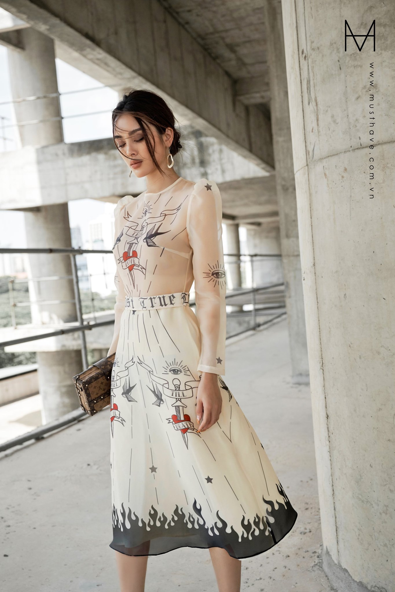 MUST HAVE-Đầm voan vàng nhạt hình đen