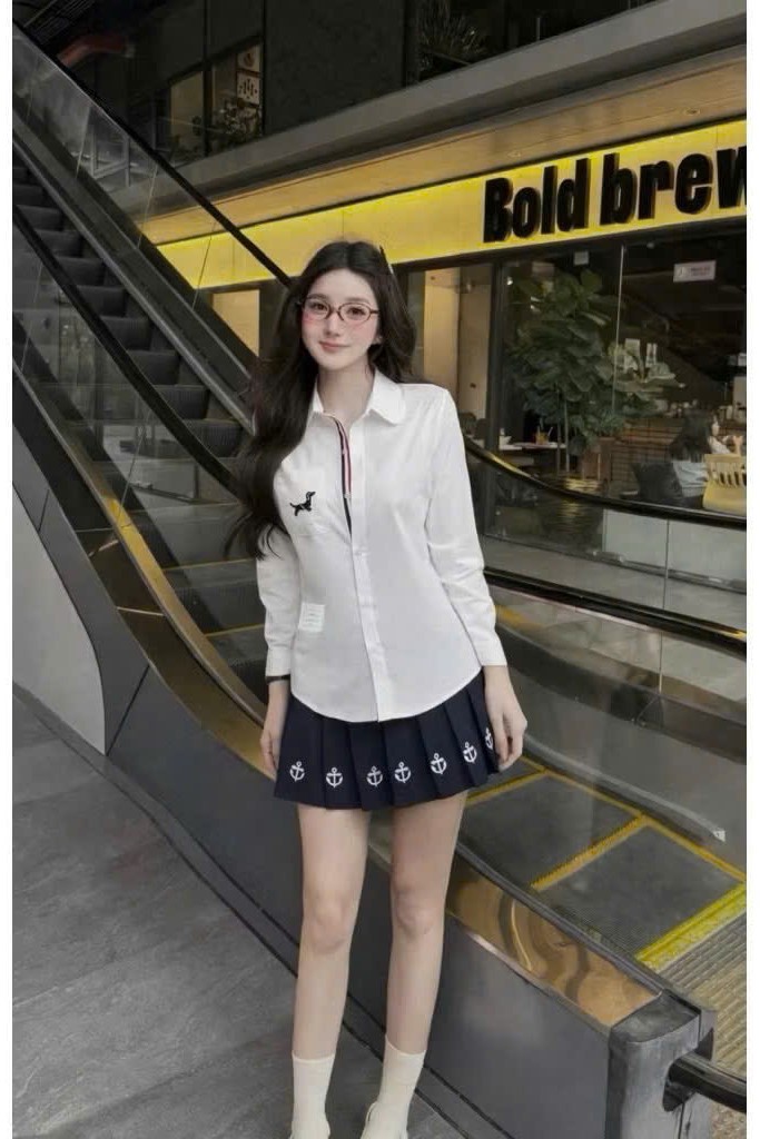 Áo sơ mi trắng viền kẻ kèm khăn choàng