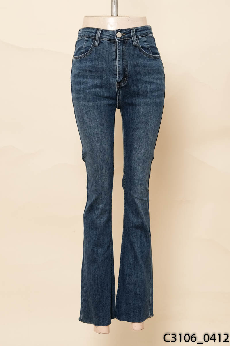 Quần jeans xanh ống loe