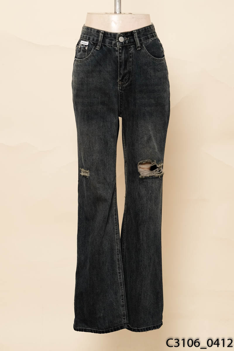Quần jeans xanh bạc màu rách gối