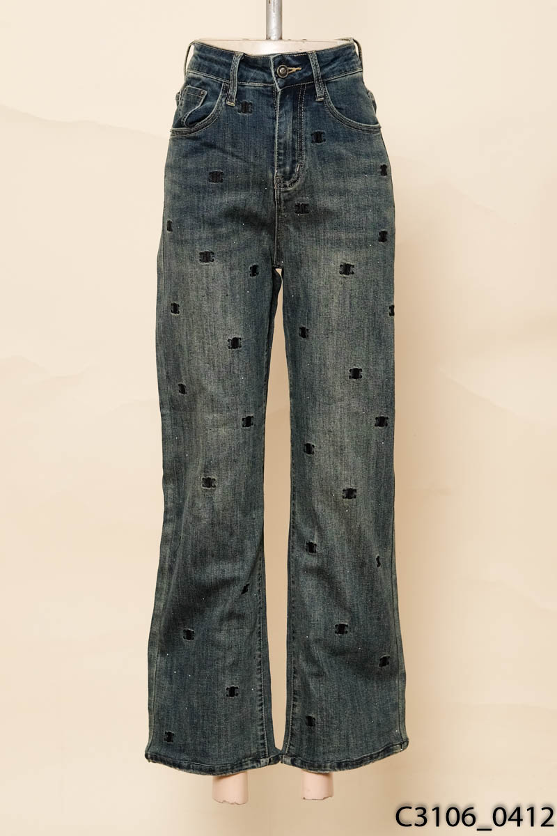 Quần jeans xanh họa tiết thêu đen