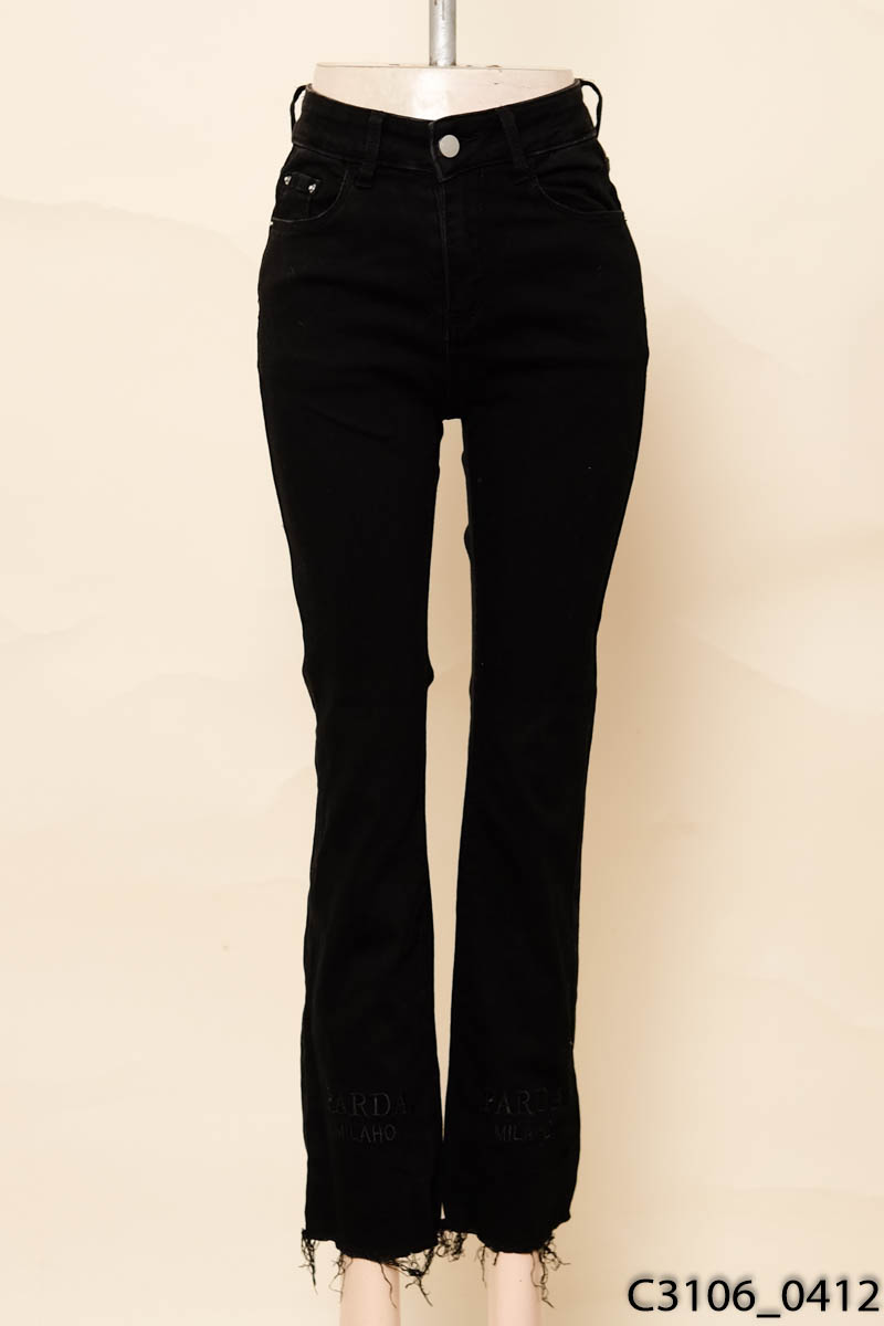 Quần jeans đen họa tiết thêu